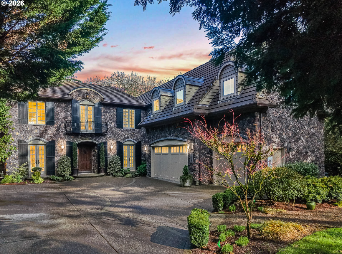 A Grand Estate of Elegance, Privacy & Modern Comfort